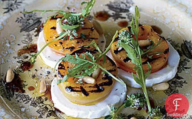 Salată de caise, rucola și brânză de capră la grătar