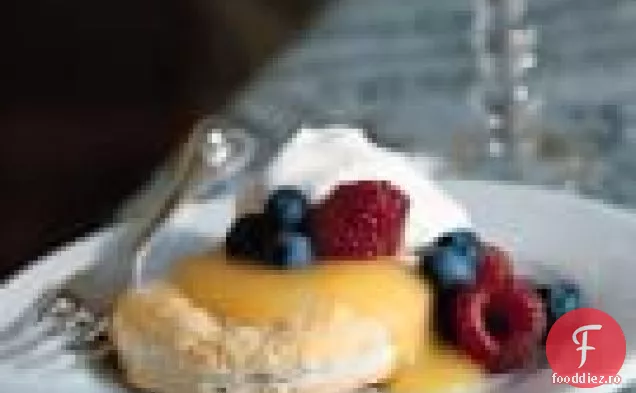 Biscuiți Fulgi Cu Caș De Lămâie, Fructe De Pădure Și Smântână
