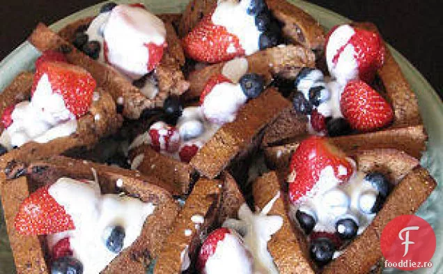 Cupe De Pâine Prăjită Franceză Cu Fructe Proaspete Și Smântână