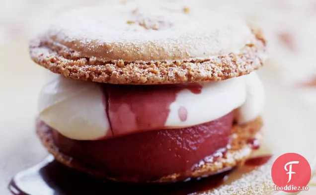 Sandvișuri Macaroon cu pere braconate și cremă Devon