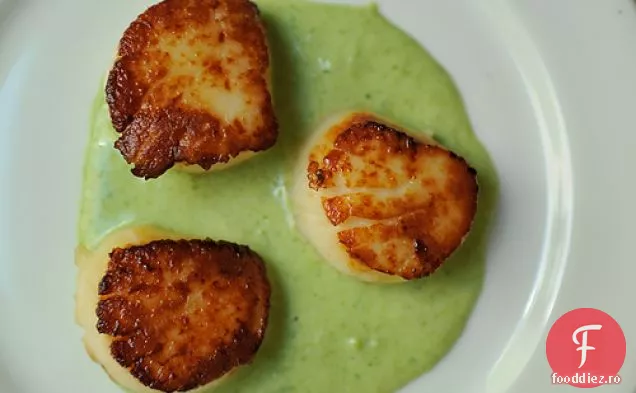 Scoici Arse Cu Ceapă De Primăvară Și Cremă De Tarhon