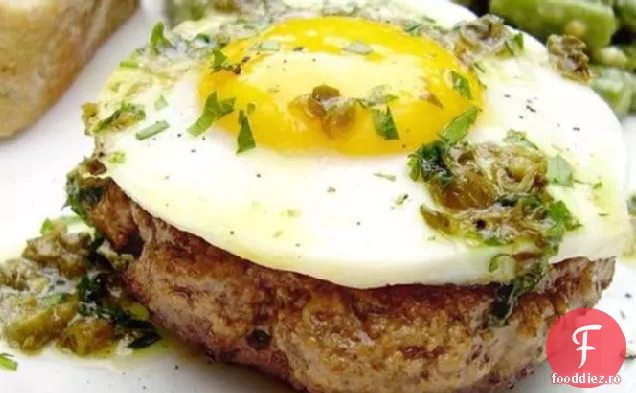Steak Hache Avec oeufs a Cheval (hamburgeri cu ouă călare