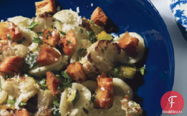Orecchiette cu conopidă, hamsii și crutoane prăjite