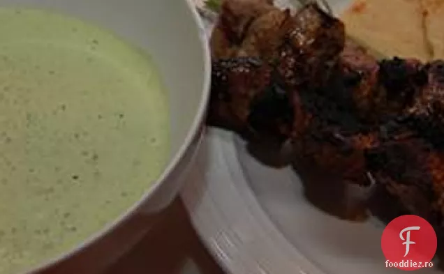 Kabobs de miel grecesc cu iaurt-mentă Salsa Verde