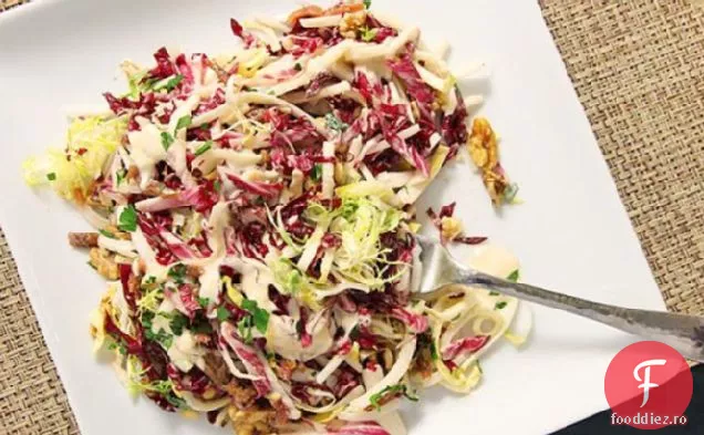 Salată verde de iarnă cu nuci, mere și parmezan-sos de hamsii