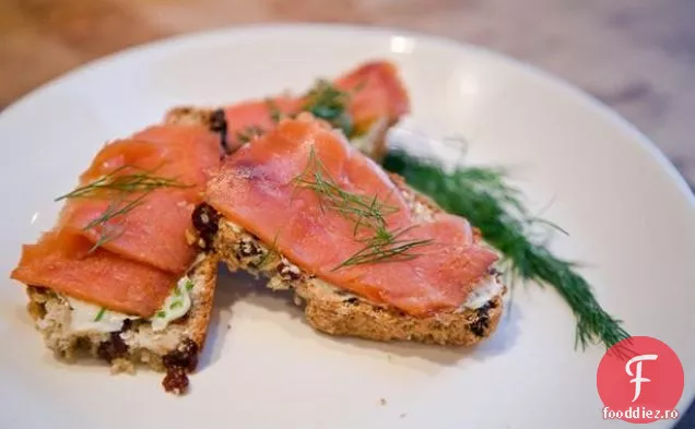 Somon afumat pe pâine irlandeză Crostini