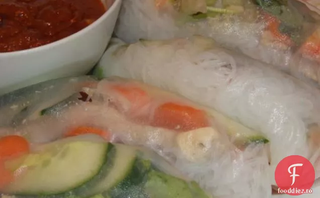 Rulou de primăvară de porc și creveți (Goi Cuon) cu sos de arahide (Nuoc L