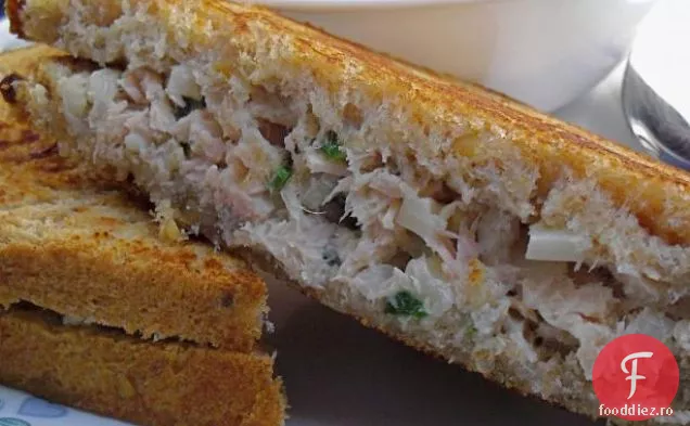 Sandviș Cu Grătar Cu Ton Chili Verde / Panini