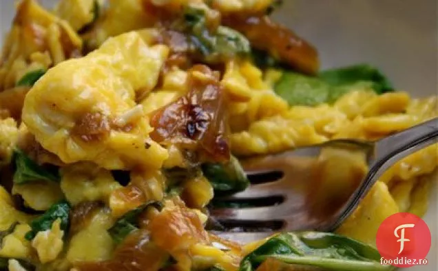 Ouă Amestecate Cu Ceapă Caramelizată, Rucola Și Gouda Afumată