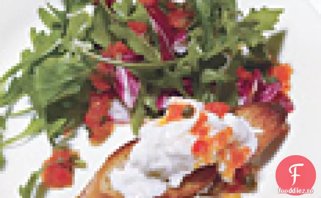 Salată de Radicchio și rucola cu sos de ardei prăjit și Burrata Crostini