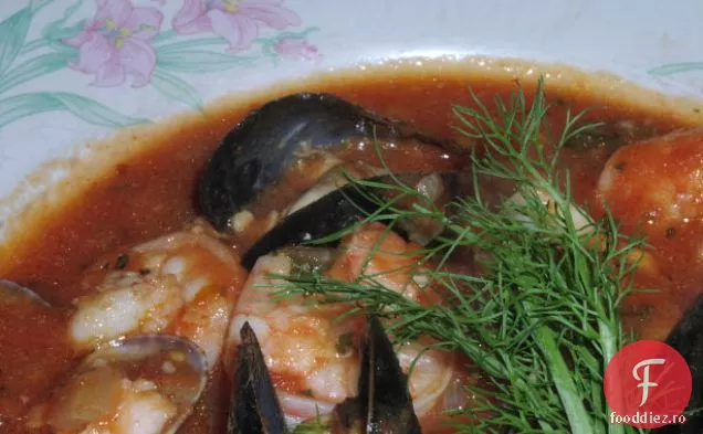 Cioppino (supă de fructe de mare) cu fenicul și usturoi