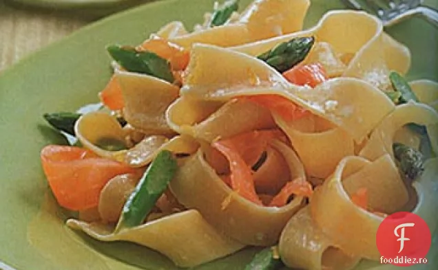 Pappardelle în sos de smântână de lămâie cu sparanghel și somon afumat