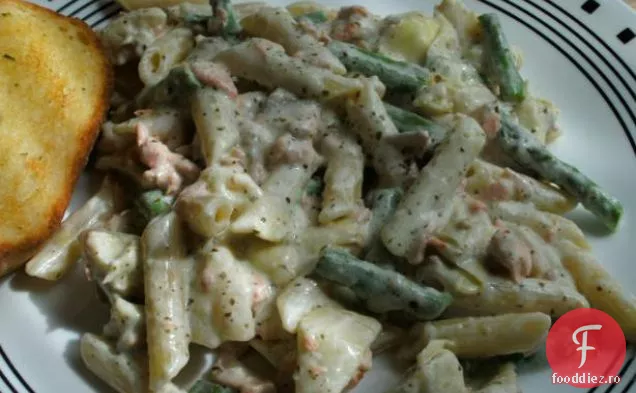Penne de somon cu sos de cremă pesto de busuioc, anghinare și sparanghel