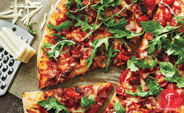 Pizza cu slănină, roșii și Rucola