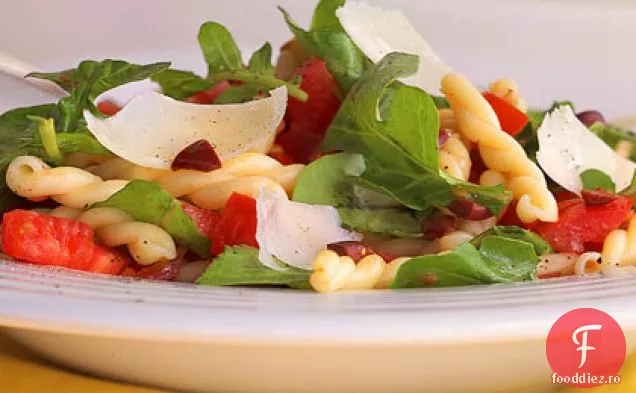 Paste cu rucola și parmezan ras