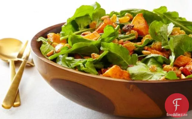 Salată de nuci, rucola și nuci de pin