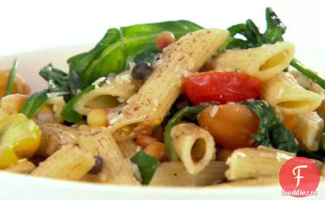 Penne cu unt brun, rucola și nuci de pin