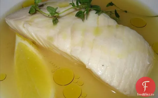 Halibut fiert în Brothe de cimbru de lămâie