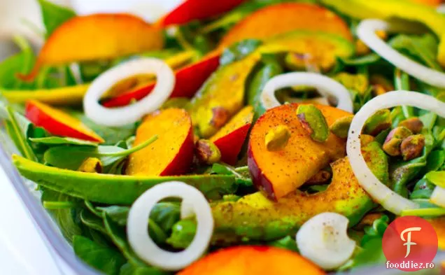 Salată balsamică de piersici avo-rucola