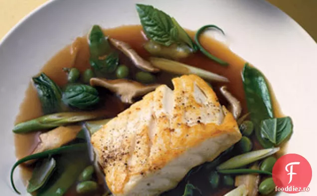 Halibut Pacific în bulion de ceai verde