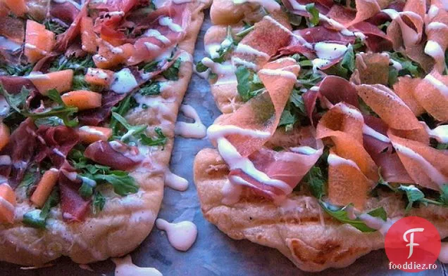 Pizza La Grătar Cu Prosciutto, Pepene Galben, Rucola Și Creme Fraiche
