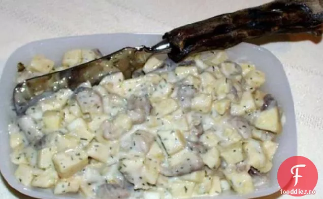 Heringstopf Mit Saurer Sahne (salată de hering cu smântână)