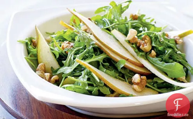 Salată de rucola și pere cu nuci prăjite