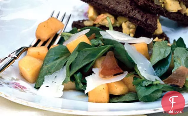 Pepene galben, șuncă Serrano și salată de rucola