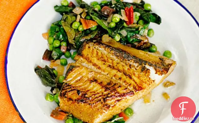 Sake și sirop de mesteacăn-pește prăjit cu mazăre proaspătă și Bietă