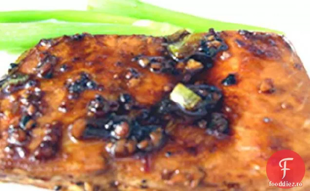 Somon La Grătar Cu Sos Roșu Fierbinte