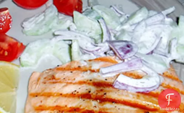 Somon La Grătar Cu Salată De Castraveți