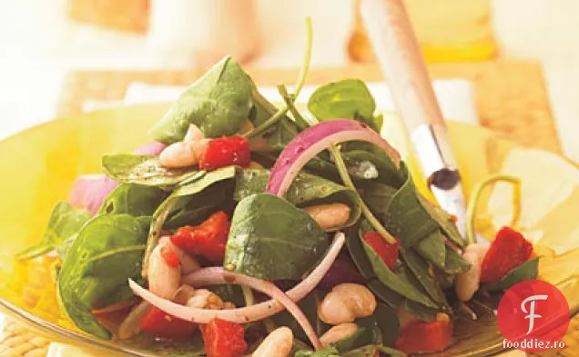 Salată de rucola, fasole albă și ardei roșu prăjit