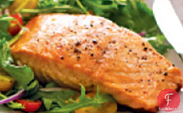 Somon prăjit în tigaie pe rucola pentru Bebeluși
