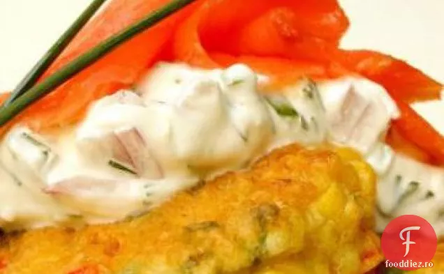 Somon afumat W / Chili Blinele de porumb și smântână Dip