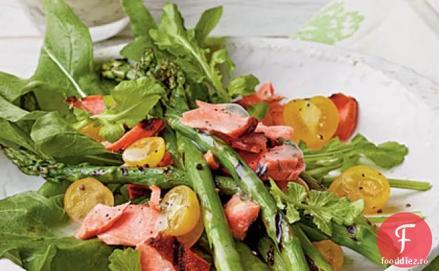 Salată de somon și sparanghel la grătar