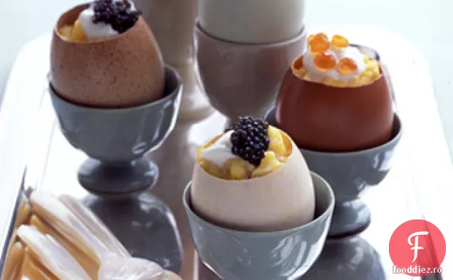 Ouă amestecate cu Creme Fraiche și Caviar în cupe cu coajă de ou