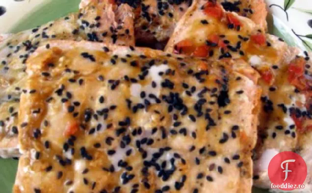 Somon glazurat cu zahăr brun și ghimbir