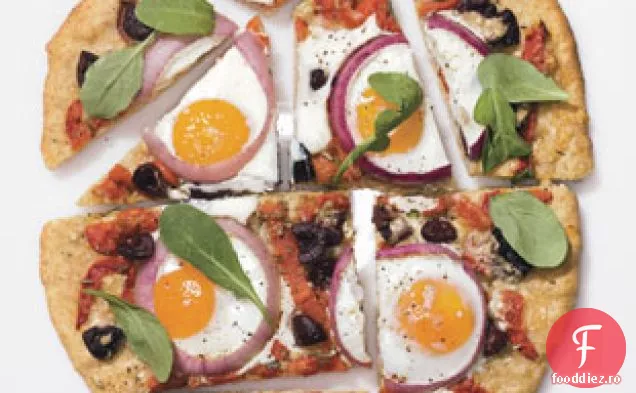 Pizza Cu Ouă, Ardei Roșii Prăjiți, Măsline Și Rucola
