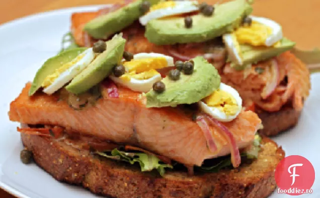 Sandwich cu somon deschis cu sos dulce de muștar
