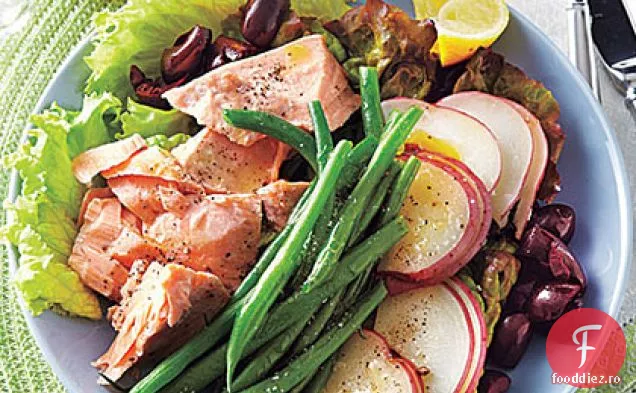 Salată de somon, cartofi și fasole verde