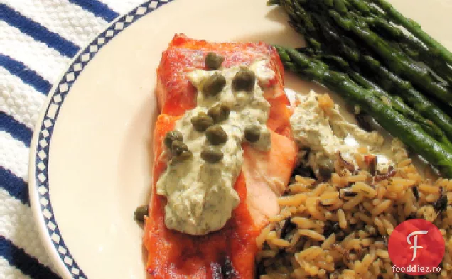 Somon cu sparanghel prăjit și sos de lămâie-Caper