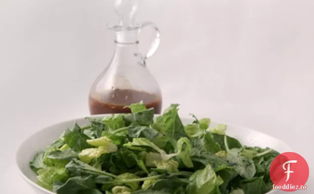 Salată De Romaine Și Rucola Cu Sos De Usturoi Prăjit