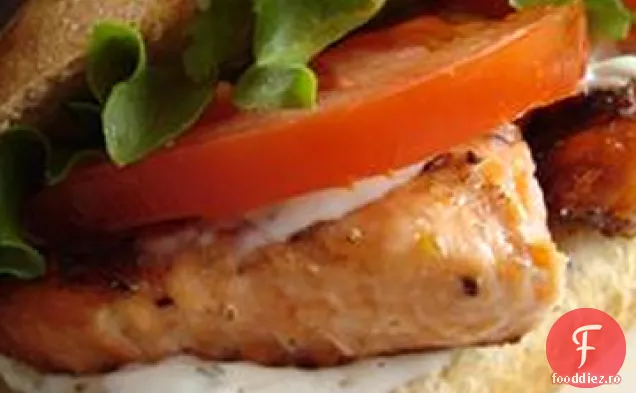 Sandwich de somon la grătar cu sos de mărar