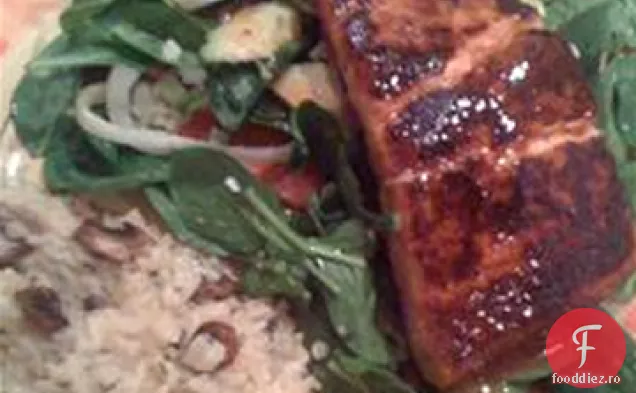 Somon la grătar peste verdeață mixtă