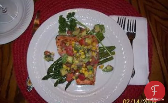 Somon la grătar cu porumb, roșii și avocado