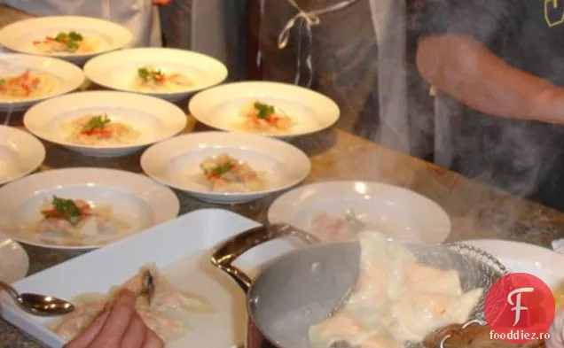 Găluște de somon chili prăjit Thailandez în bulion de nucă de cocos Lemongrass