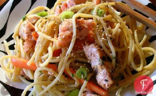 Salată Asiatică De Tăiței De Somon