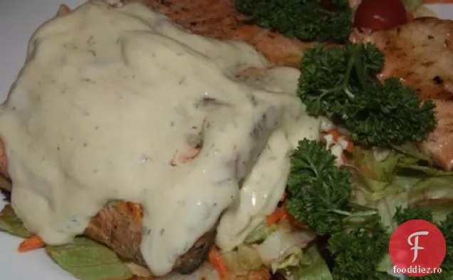 Somon La Grătar Cu Sos De Mărar De Muștar