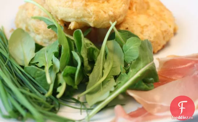 Franceză într-o clipită: parmezan și Gruyu Ucrougre Goug Arpres cu Jambon de Bayonne, rucola și Dijon-unt de arpagic