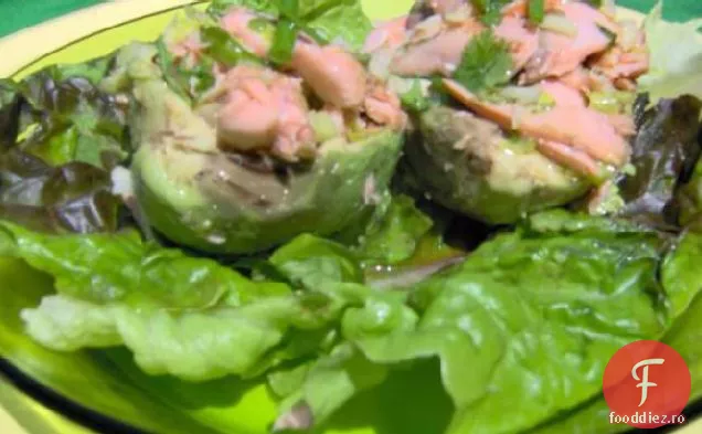 Salată de somon pe jumătate de coajă